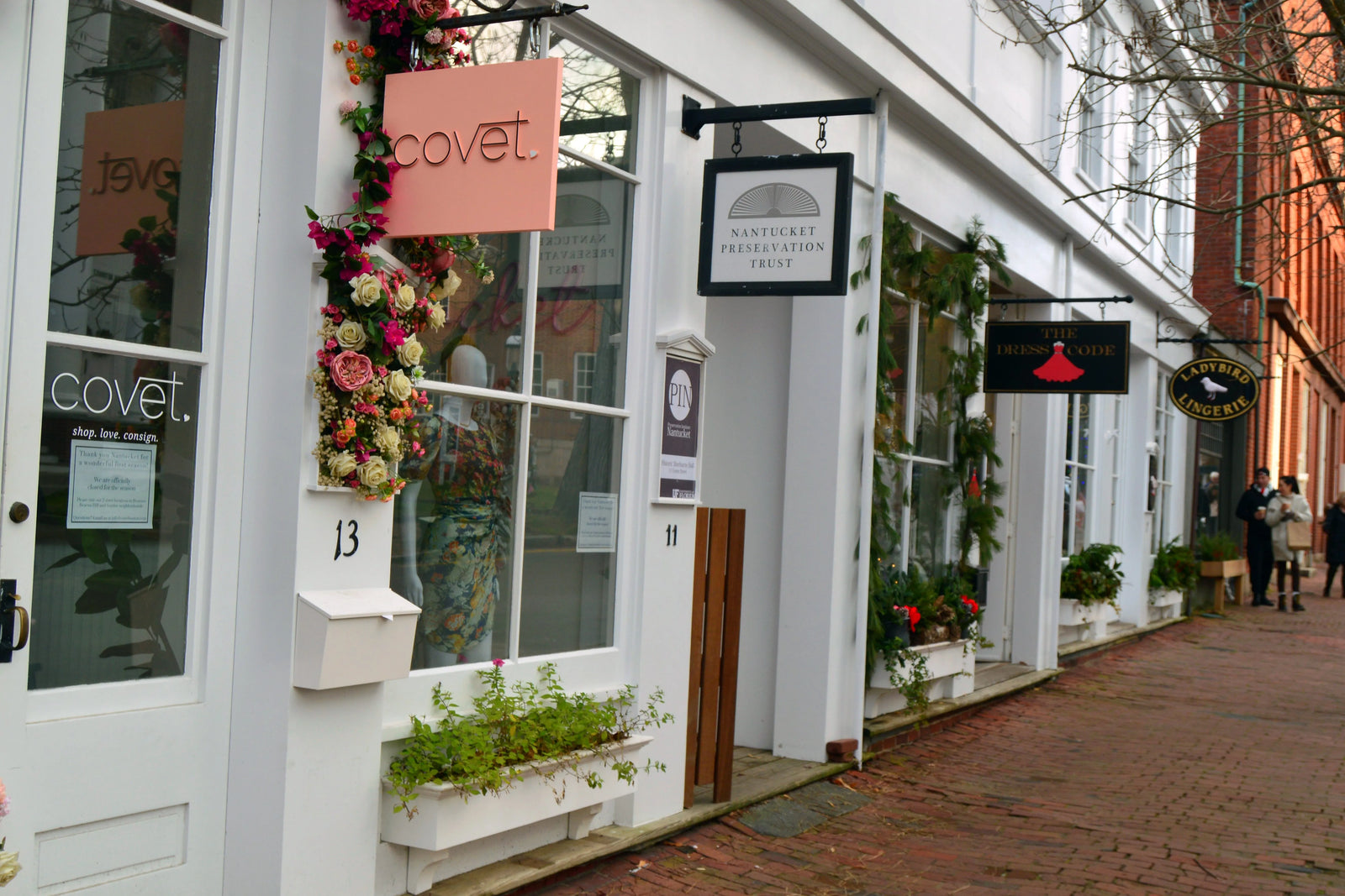 Nantucket store's 'No influencers' sign sparks debate over social media tourism